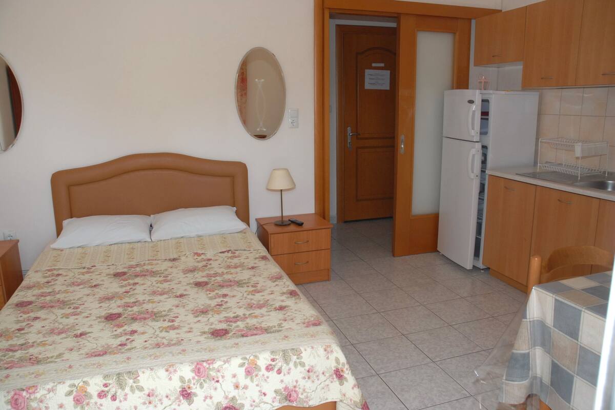 Escritorio, cortinas blackout, wifi gratis y ropa de cama