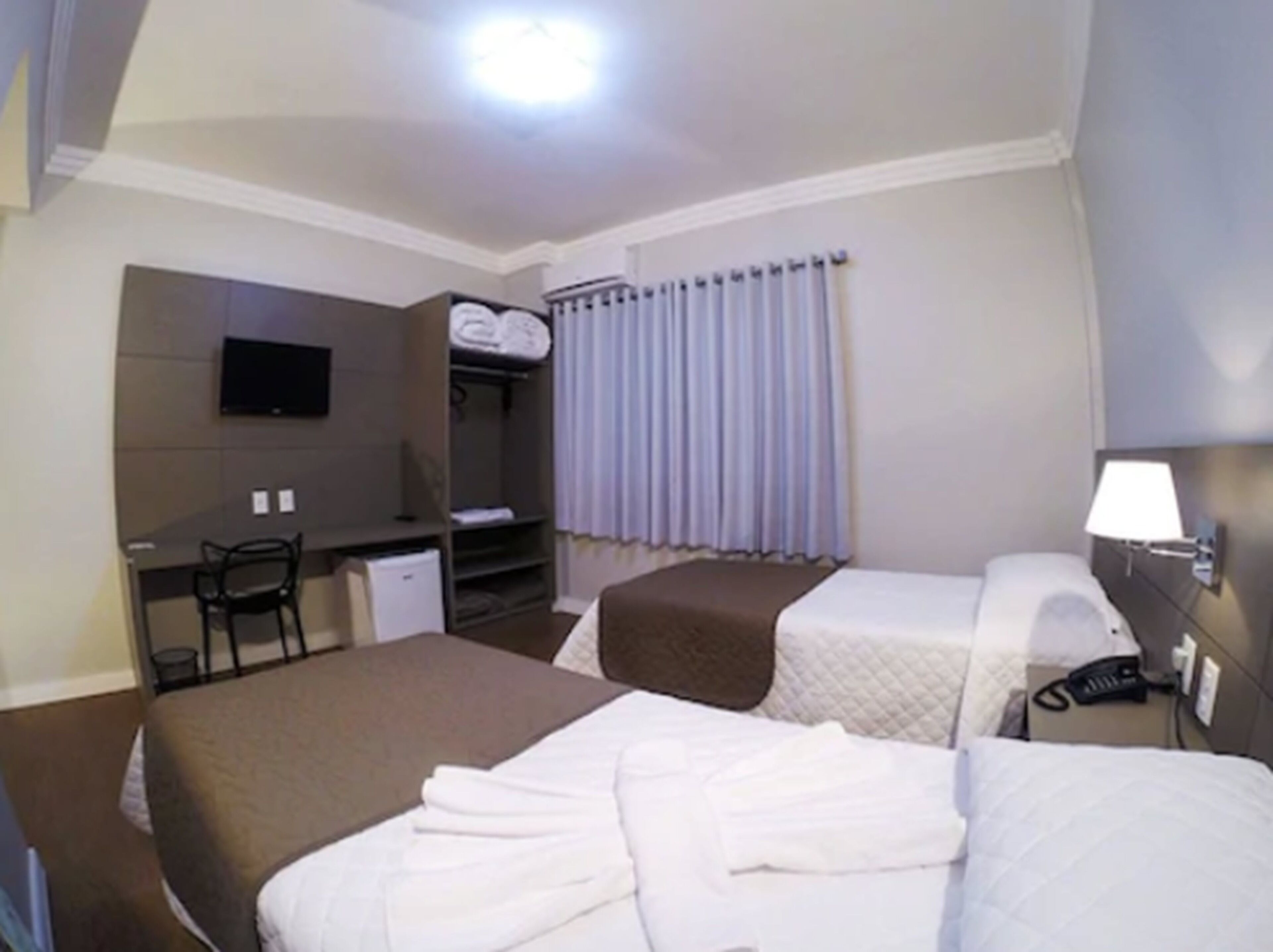 deluxe room, 2 single beds | minibar, desk, free wifi, bed sheets