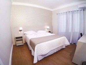 スタンダード ダブルルーム | 1 室のベッドルーム、ミニバー、デスク、WiFi (無料)