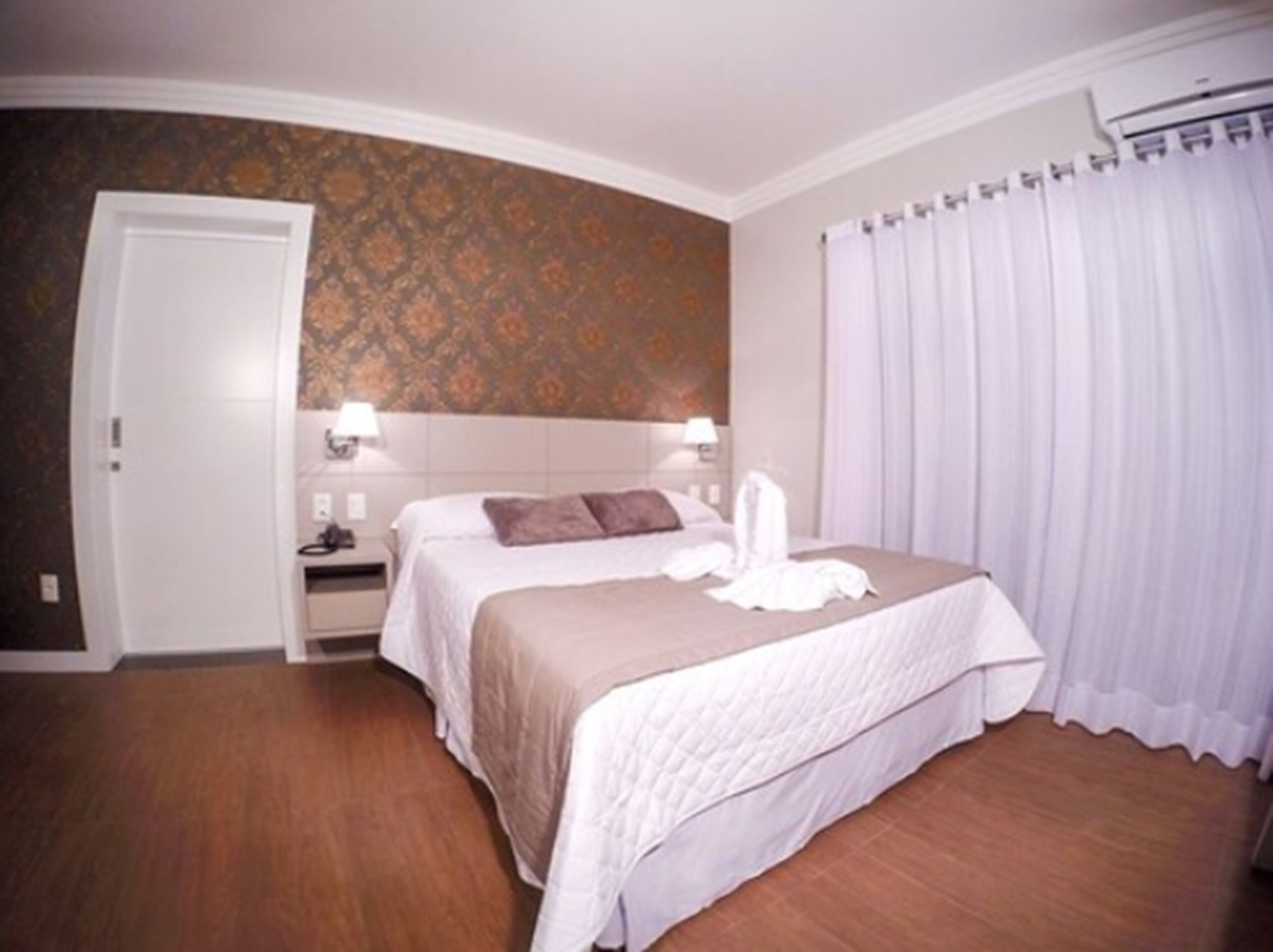 suite, hot tub | minibar, desk, free wifi, bed sheets