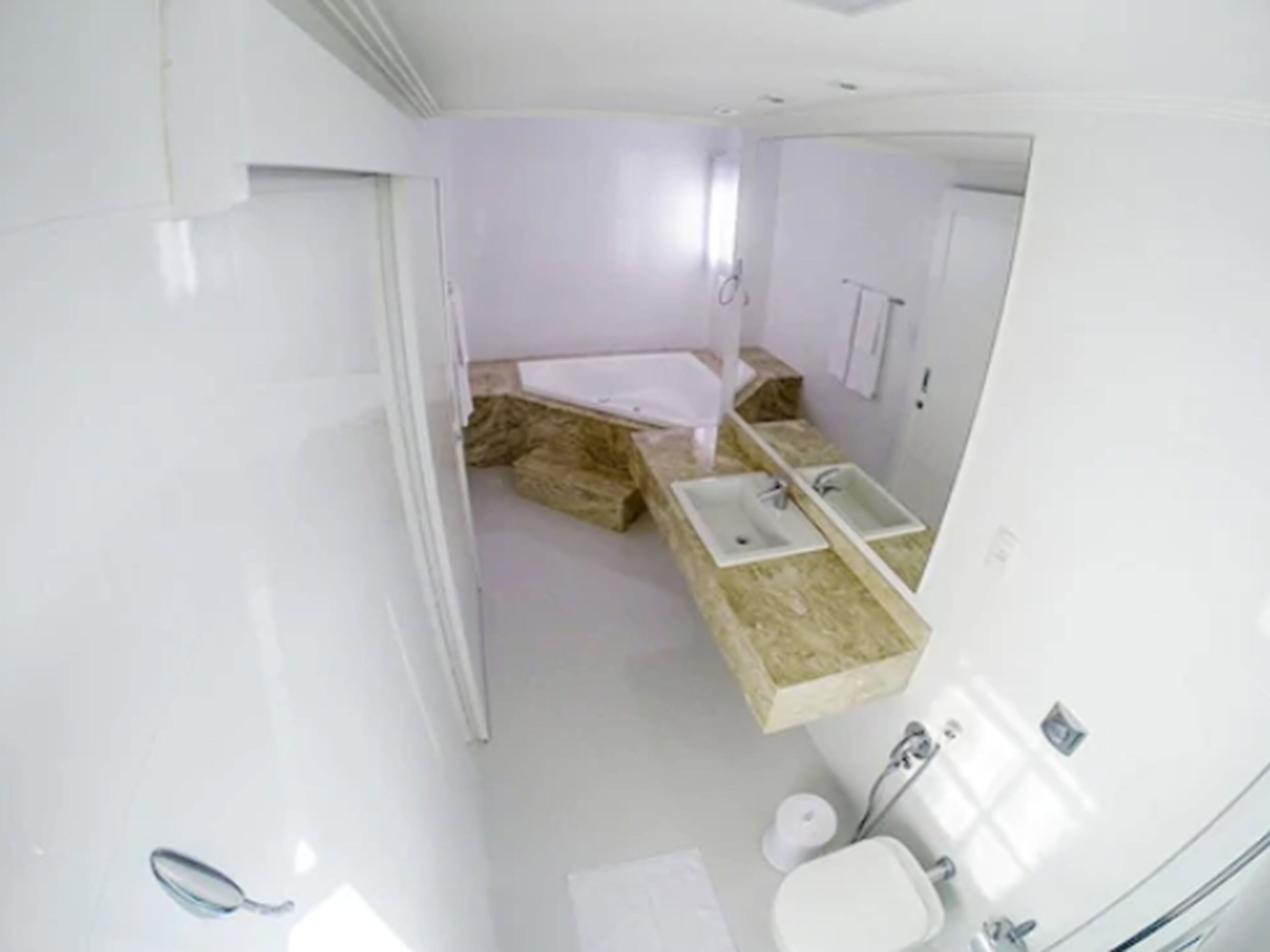 suite, hot tub | bathroom | free toiletries, towels