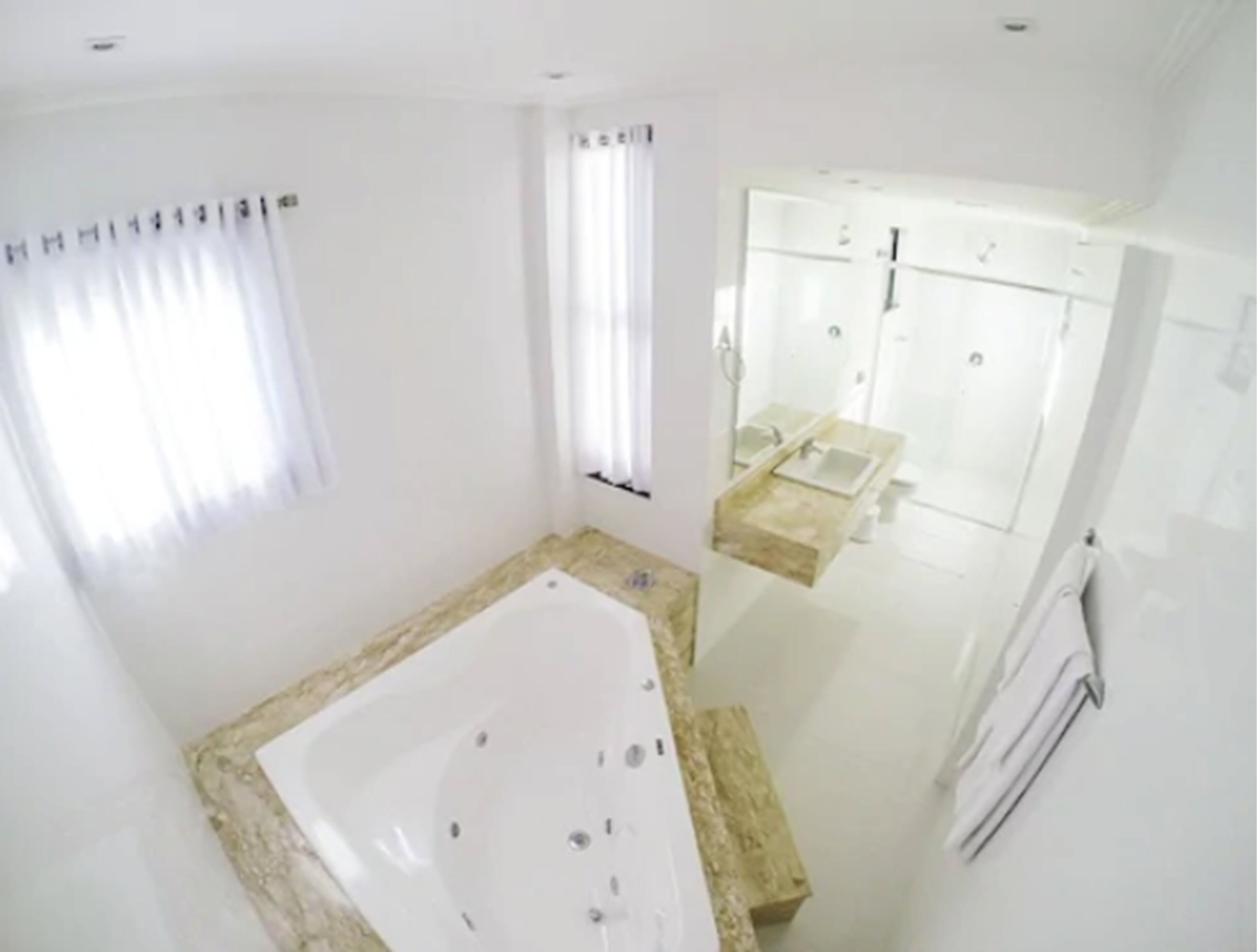 suite, hot tub | jetted bathtub