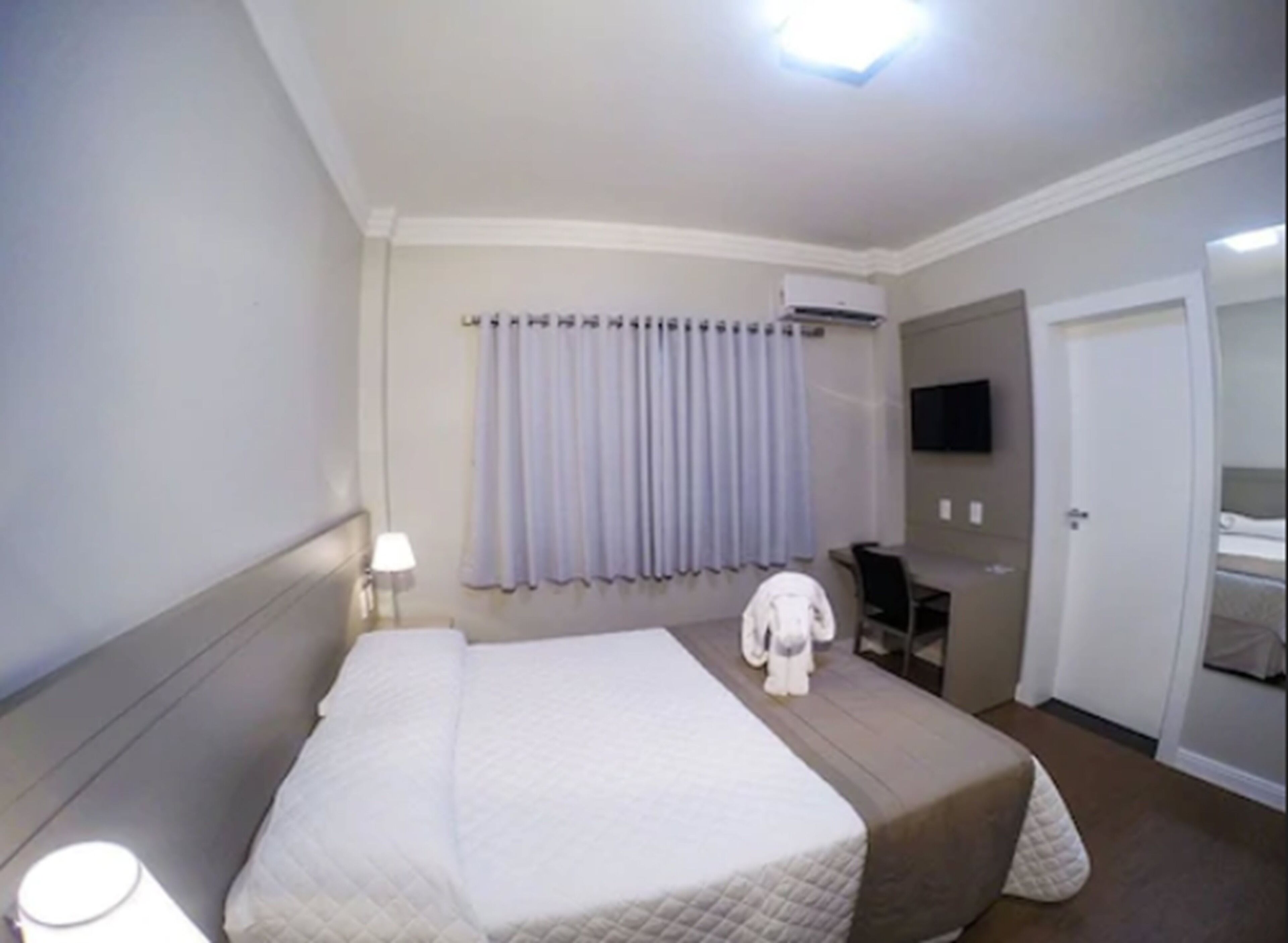 deluxe double room | minibar, desk, free wifi, bed sheets