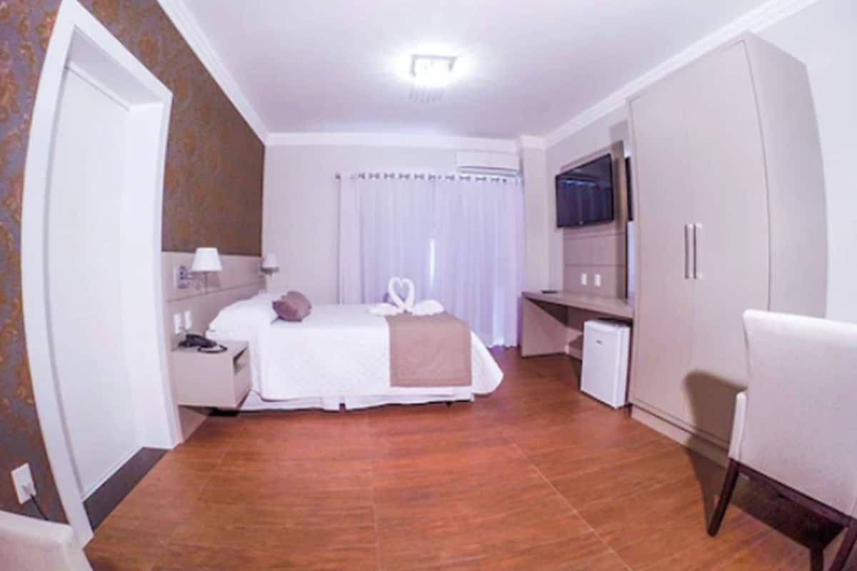 suite, hot tub | minibar, desk, free wifi, bed sheets