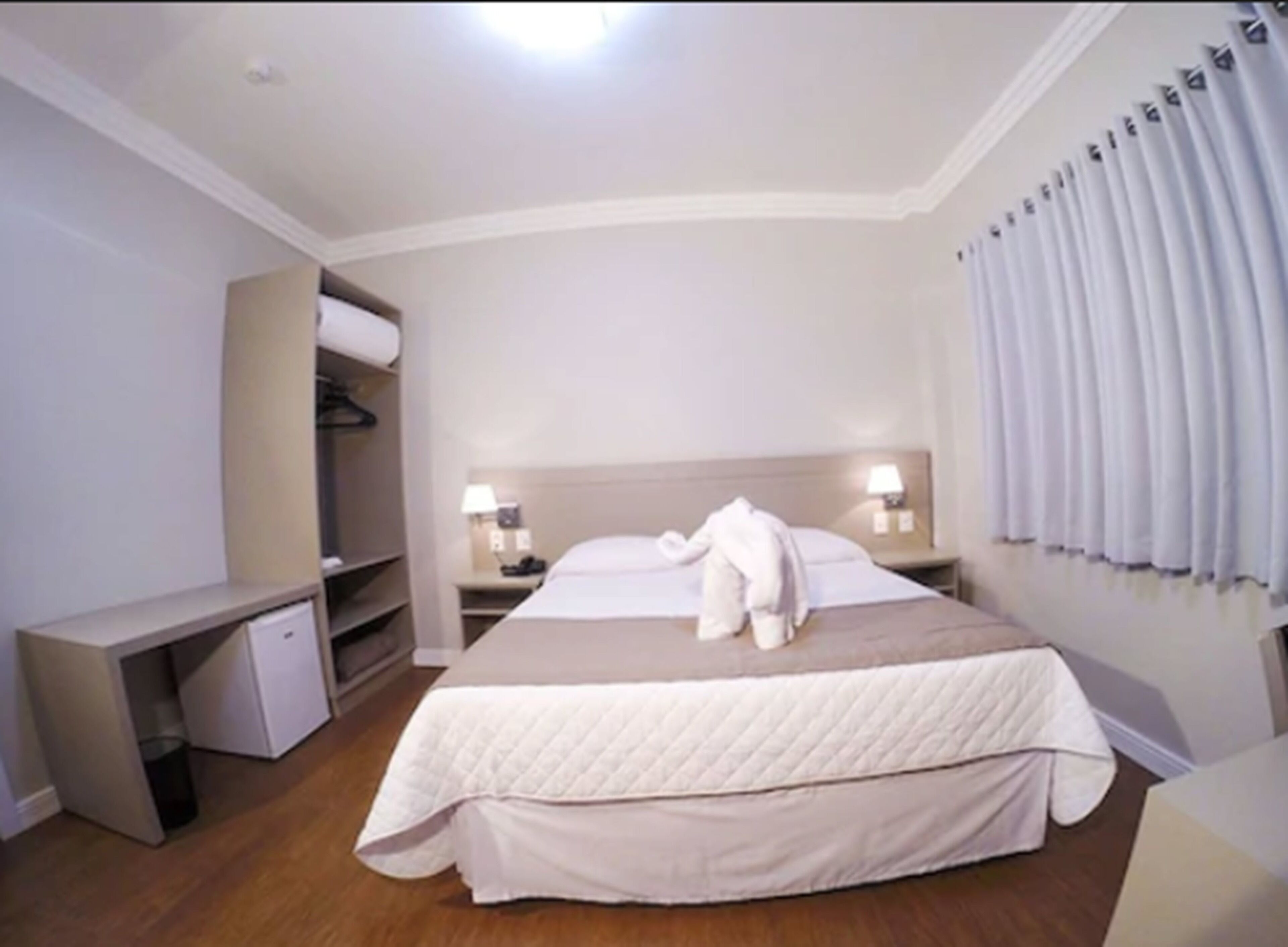 deluxe double room | minibar, desk, free wifi, bed sheets