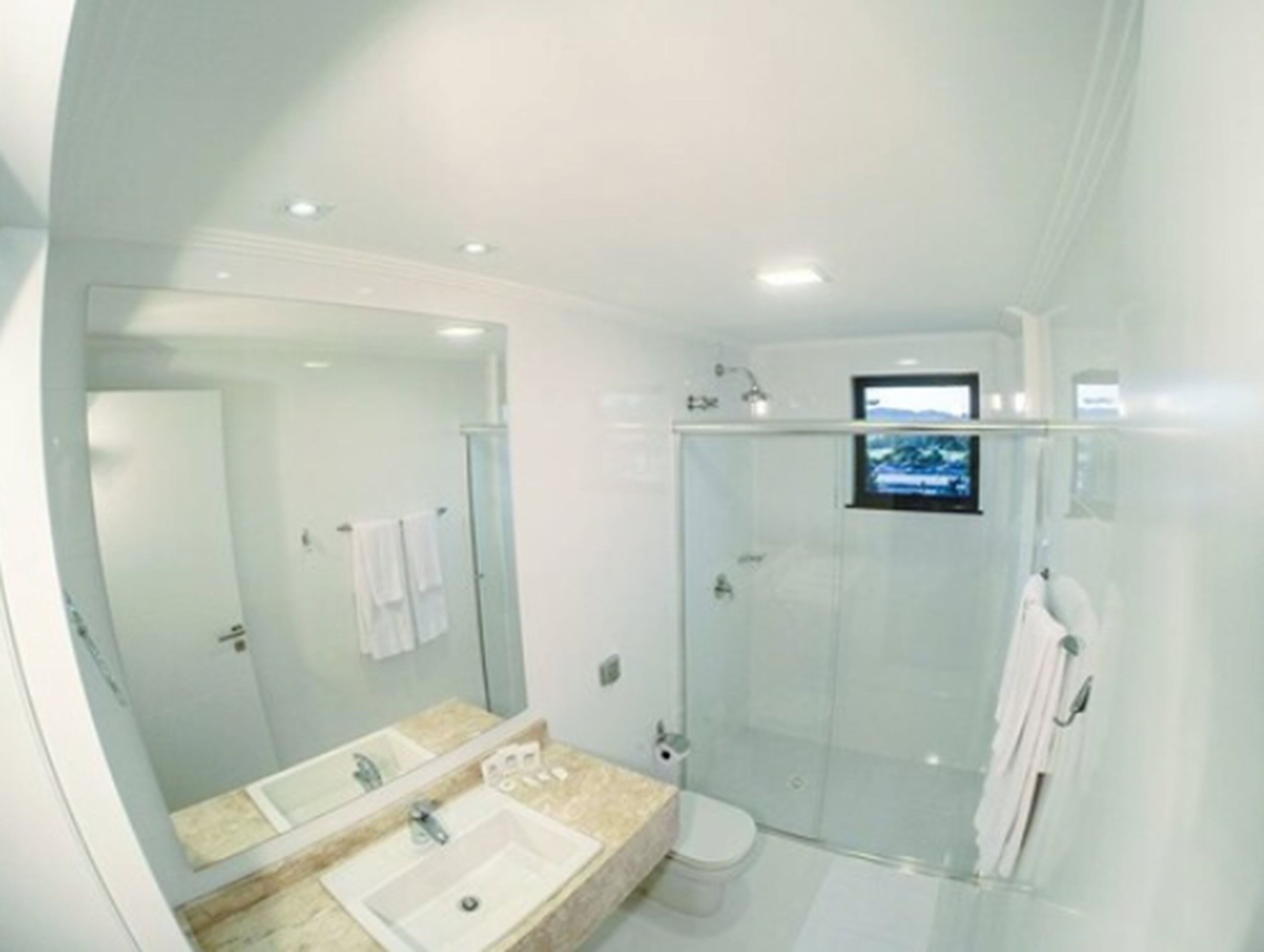 free toiletries, towels