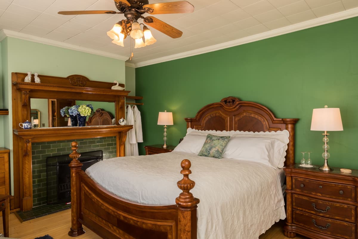 Luxury Double Room, 1 King Bed, Jetted Tub | Iron/ironing board (on request), WiFi (free), bed sheets