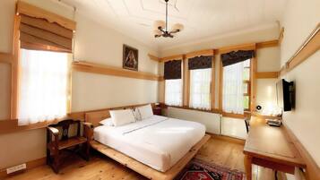 Quarto casal | Frigobar (abastecido com itens grátis), escrivaninha