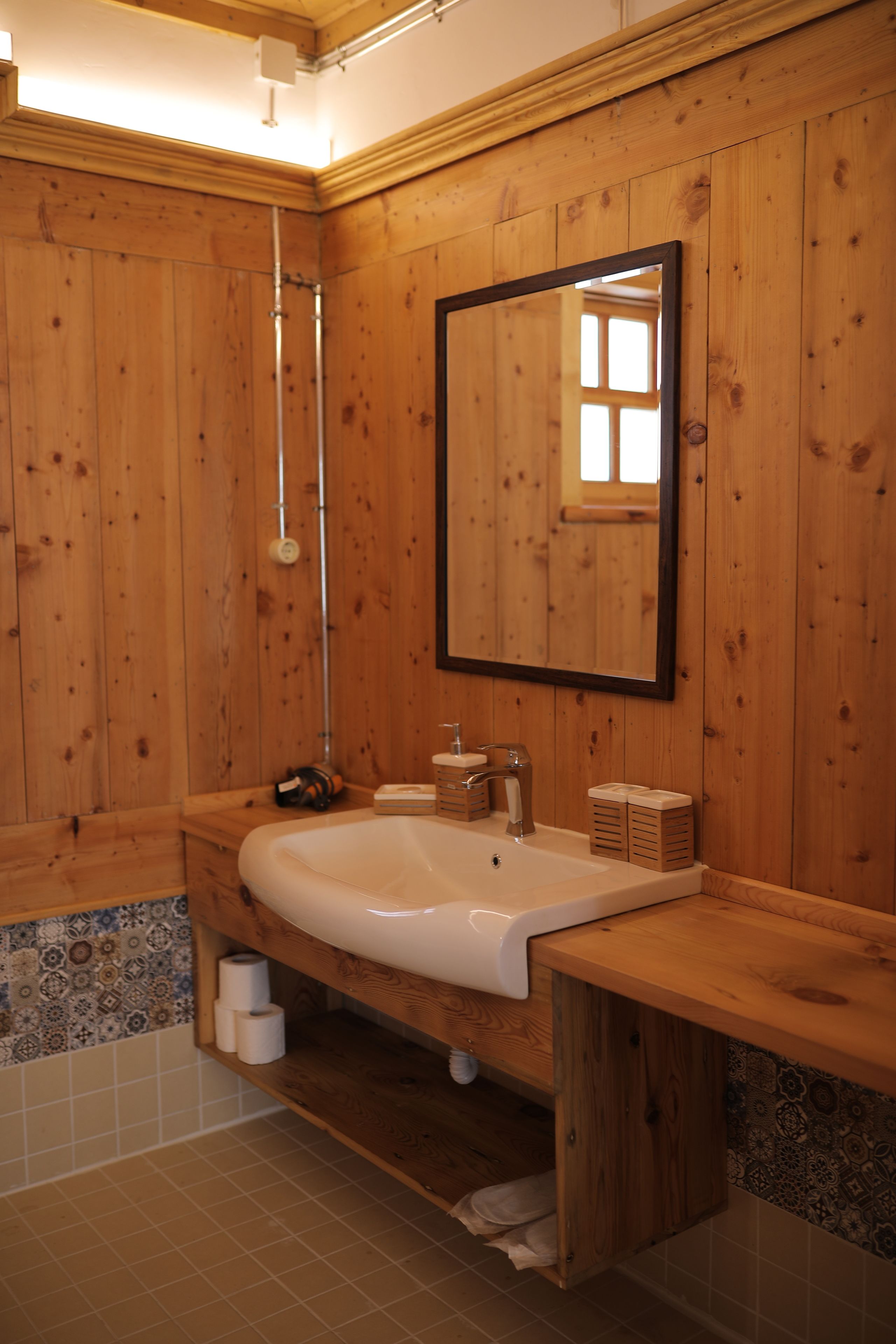 twin room | bathroom | shower, free toiletries, hair dryer, slippers