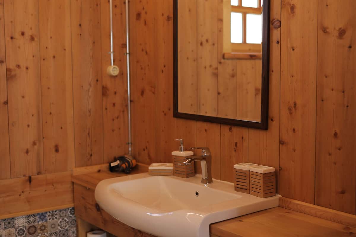 twin room | bathroom | shower, free toiletries, hair dryer, slippers