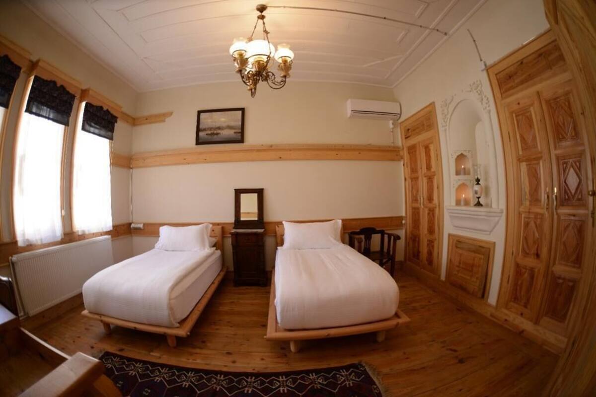 twin room | free minibar, desk, soundproofing, iron/ironing board