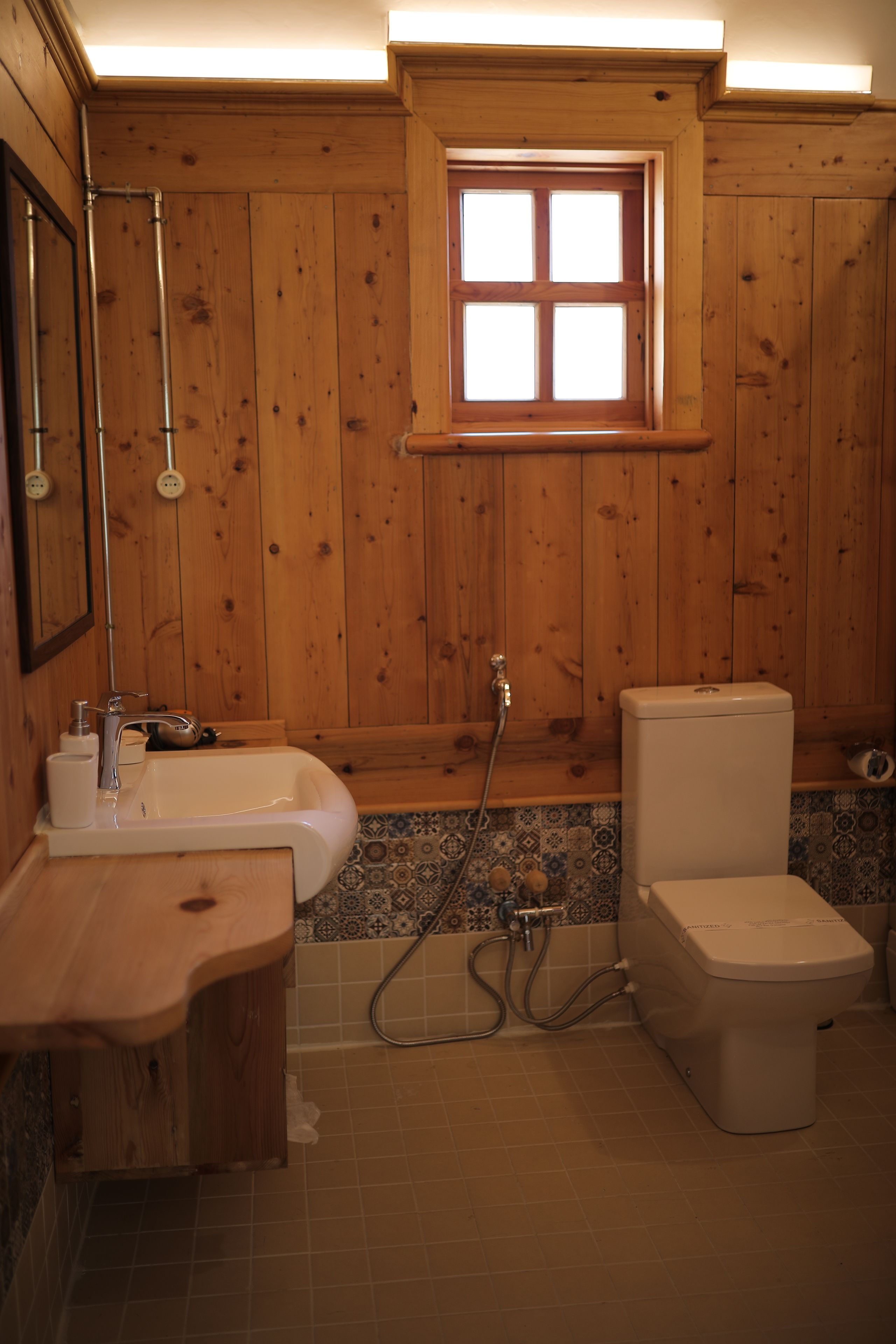 twin room | bathroom | shower, free toiletries, hair dryer, slippers