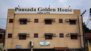A building named Pousada Golden House with a sign indicating the address 3482 1590. - Pousada Golden House (Aguas de Sao Pedro)