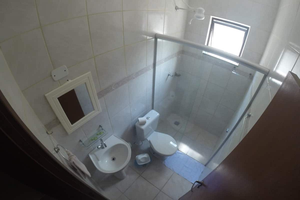 Shower, free toiletries, towels
