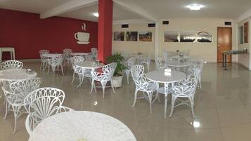 Café da manhã com buffet grátis todos os dias