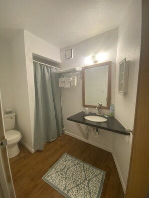 Free toiletries, towels - Auburn Motel (Auburn)
