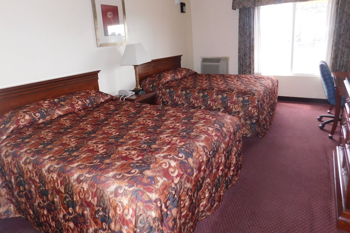 Desk, laptop workspace, iron/ironing board, free WiFi