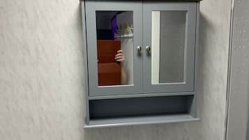 Escritorio y ropa de cama