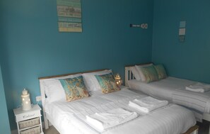Familiekamer (Room 4) | Een bureau, beddengoed