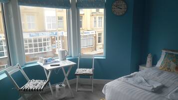 Escritorio y ropa de cama