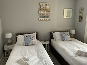 Habitación con 1 cama doble o 2 individuales (Sandy Beach) | Escritorio y ropa de cama