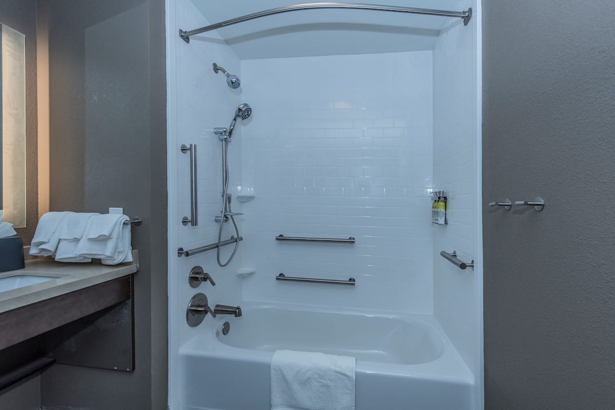 Articles de toilette gratuits, sĂšche-cheveux, serviettes fournies, savon