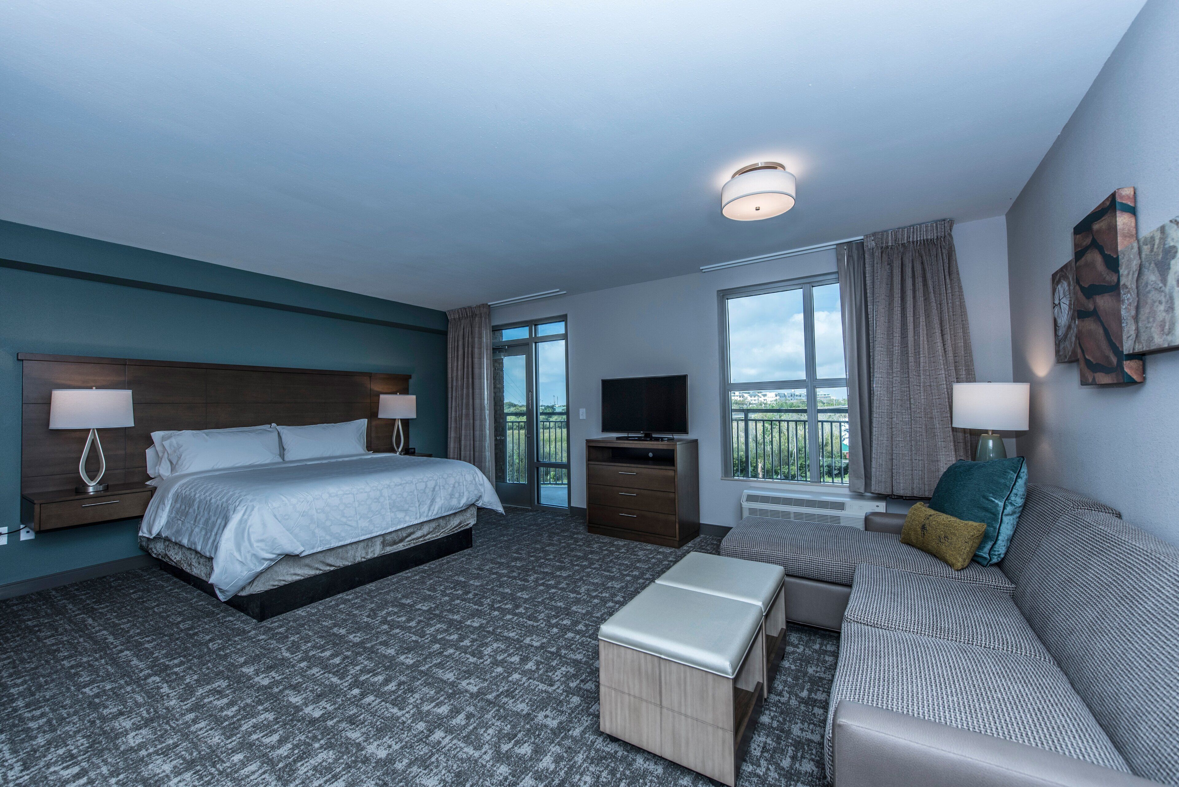 Värdeförvaringsskåp på rummet, skrivbord och arbetsyta för laptop