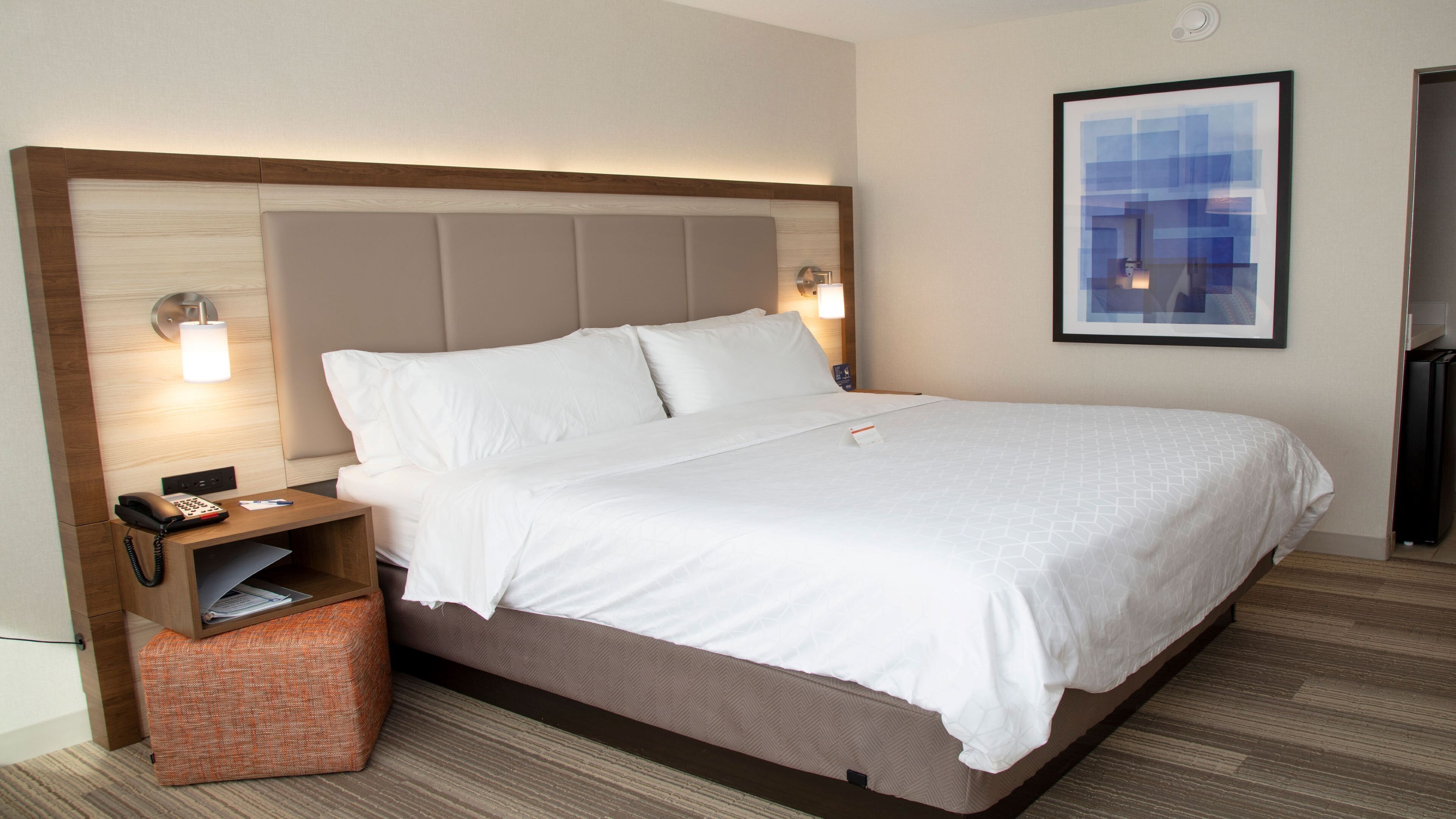 standard room, 1 king bed | in-room safe, desk, blackout curtains, iron/ironing board