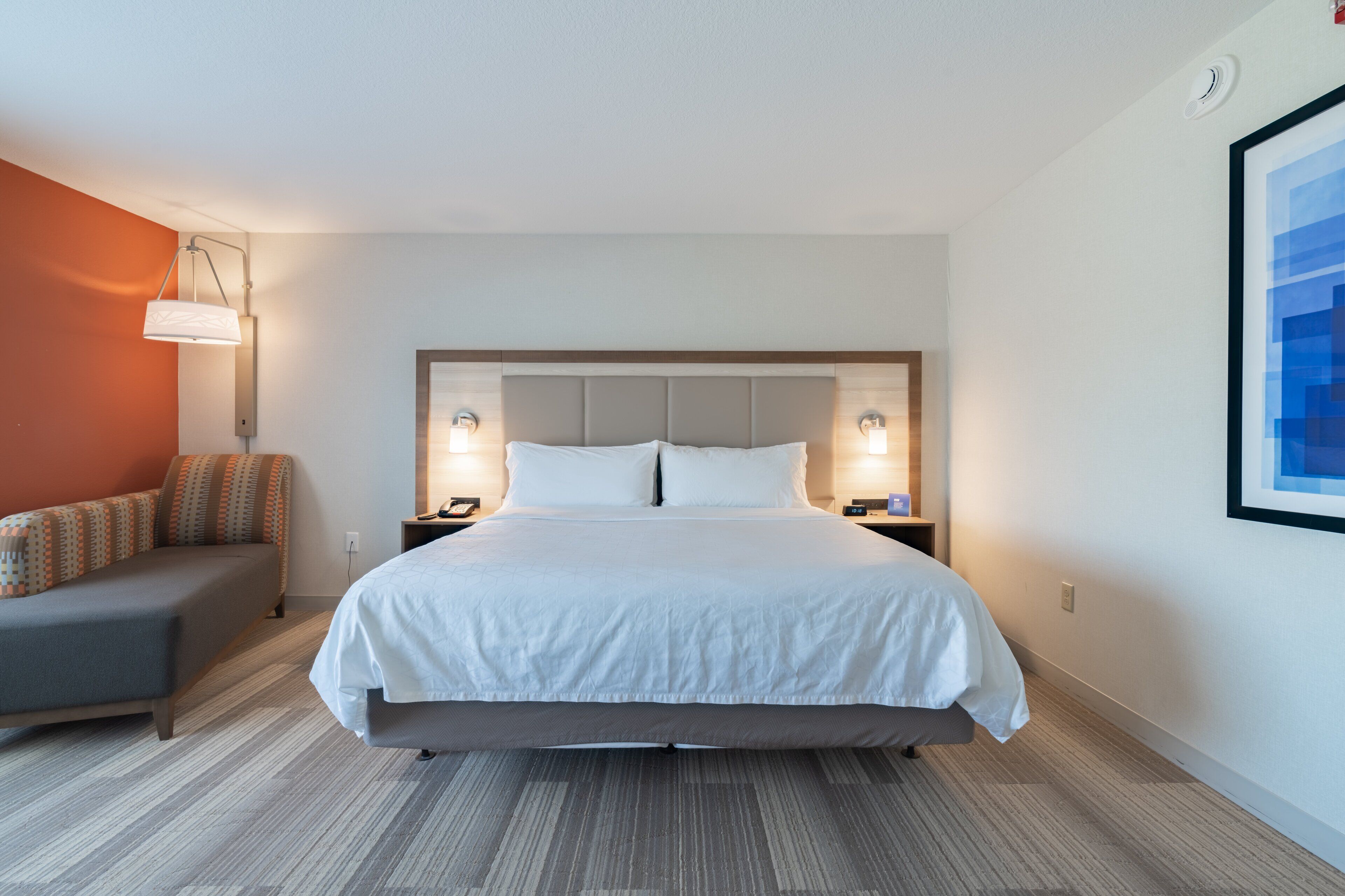 standard room, 1 king bed, accessible bathtub (mobility) | in-room safe, desk, blackout curtains, iron/ironing board