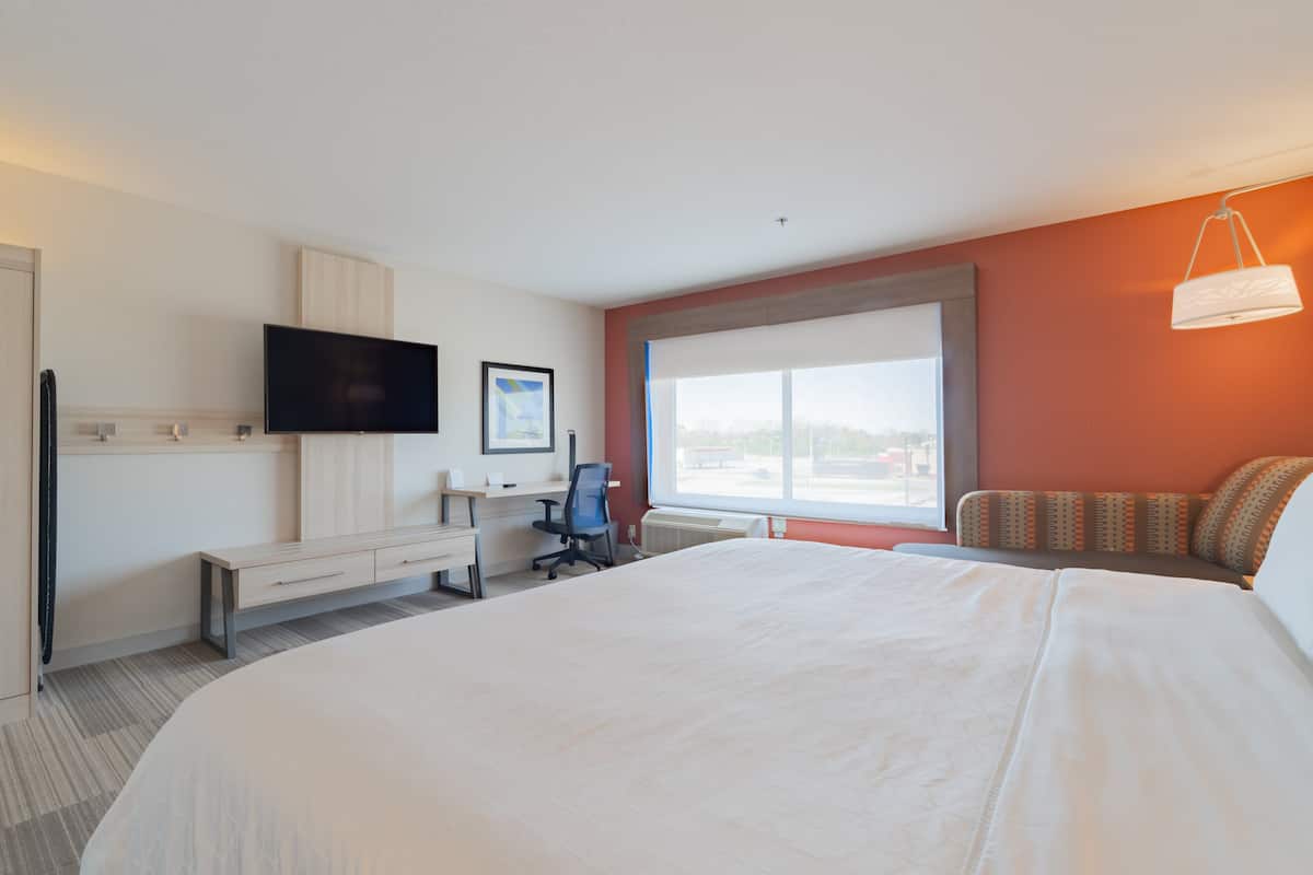 Standard Room, 1 King Bed, Accessible (Mobility) | In-room safe, desk, blackout curtains, iron/ironing board