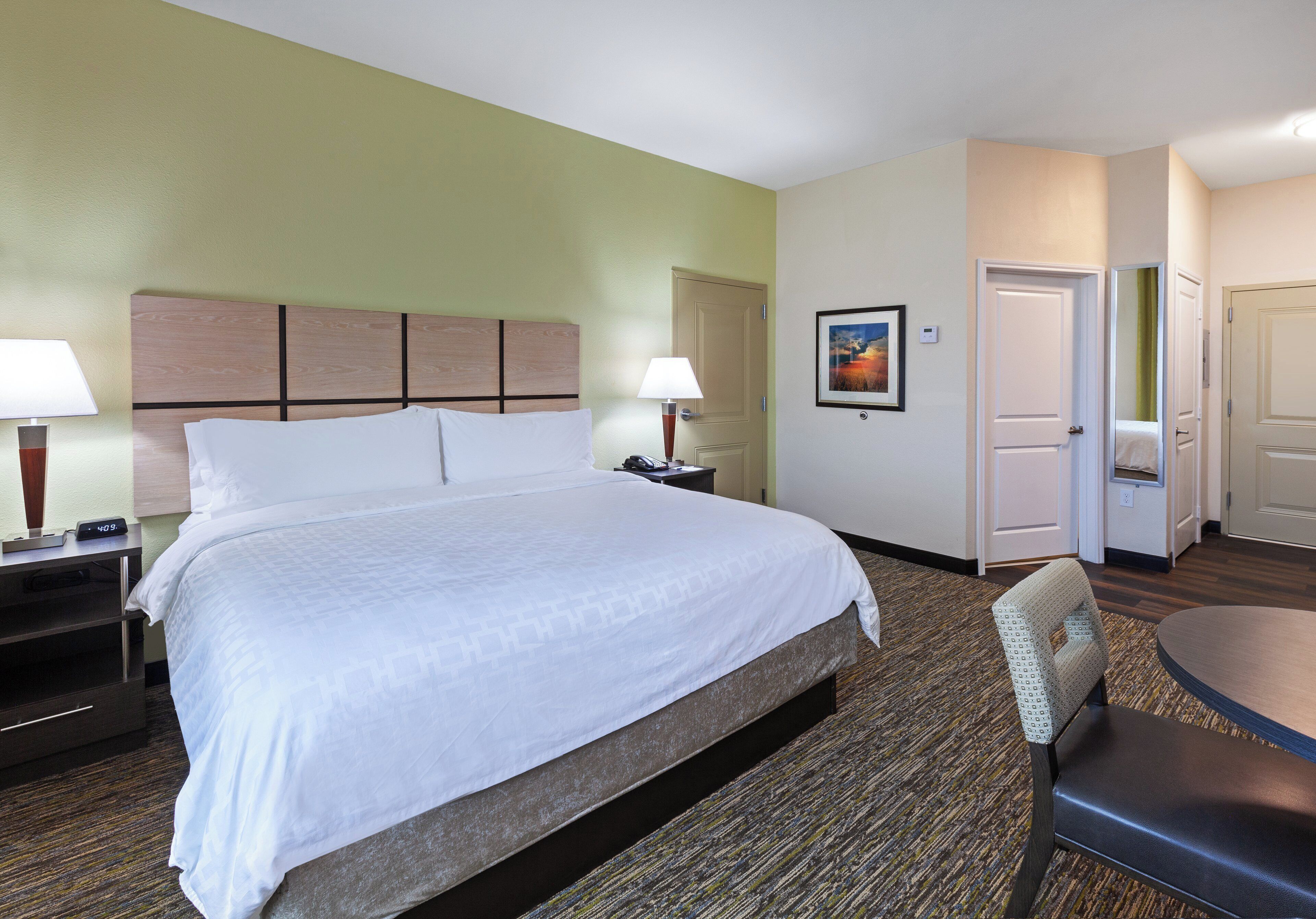 Studio Suite, 1 King Bed | Desk, blackout drapes, iron/ironing board, free WiFi