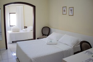 1 quarto, frigobar, cortinas blackout, ferros/tábuas de passar roupa