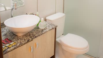 Neljän hengen standard-huone | Kylpyhuone | Suihku, ilmaiset hygieniatuotteet, pyyhkeet