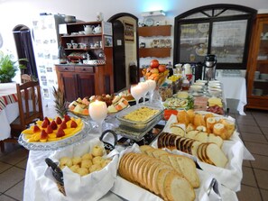 Café da manhã com buffet grátis todos os dias