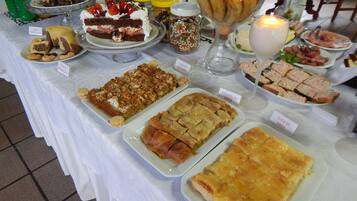 Free daily buffet breakfast