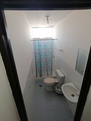 Quarto família | Banheiro | Chuveiro, secador de cabelo (mediante solicitação), toalhas de banho