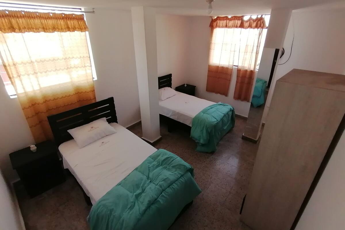 Quarto família | Escrivaninha, ferros/tábuas de passar roupa