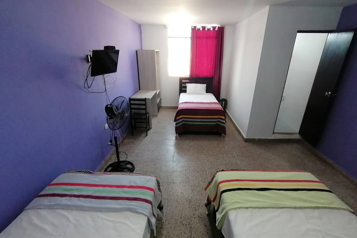 Quarto triplo | Escrivaninha, ferros/tábuas de passar roupa