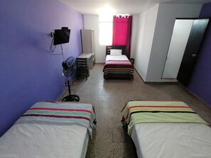 Quarto triplo | Escrivaninha, ferros/tábuas de passar roupa