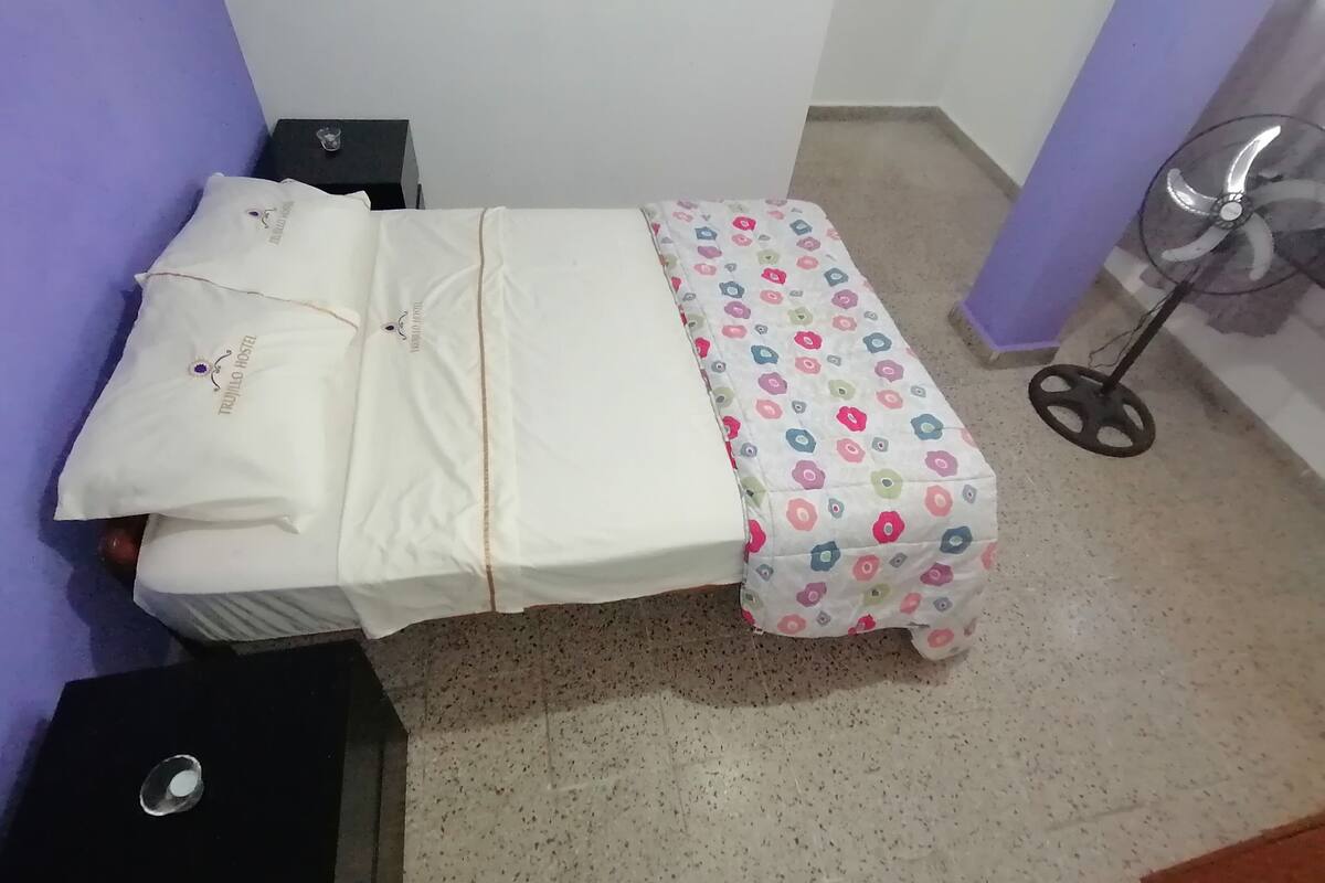 Chuveiro, secador de cabelo (mediante solicitação), toalhas de banho