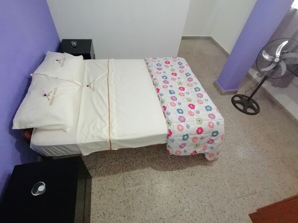 Chuveiro, secador de cabelo (mediante solicitação), toalhas de banho