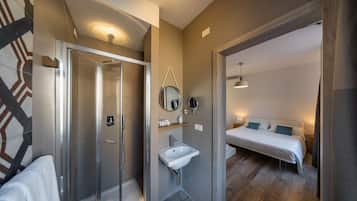 Habitación Deluxe | Baño | Ducha, artículos de higiene personal gratuitos y secador de pelo