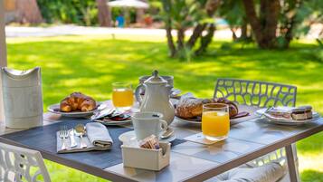 Café da manhã com buffet grátis todos os dias