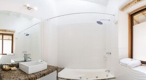Combined shower/tub, jetted tub, hydromassage showerhead, hair dryer - Bamboo Lodge Sacred Valley (Pisac)