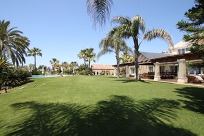 Property grounds - Beachfront Villa Very Well Located in Marbella (Marbella)