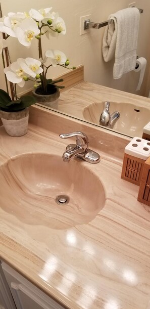 Combined shower/bathtub, hair dryer, towels