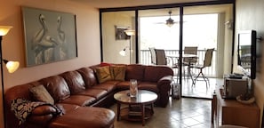 TV, DVD player, pebolim, mesa de pingue-pongue