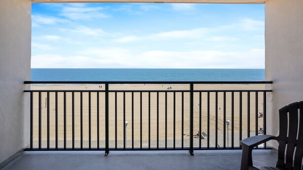 Un balcón con vistas a la playa y al océano.