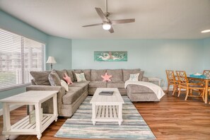 Een televisie, tafelvoetbal, een tafeltennistafel en boeken