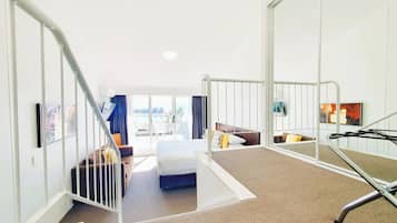 2 dormitoris, planxa i posts de planxar i roba de llit